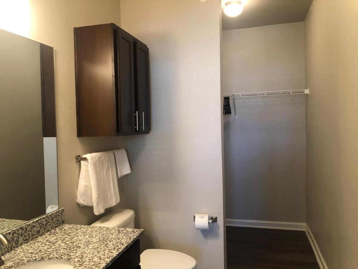 Spacious Furnished Resort Style Apartments Томбол Стая снимка
