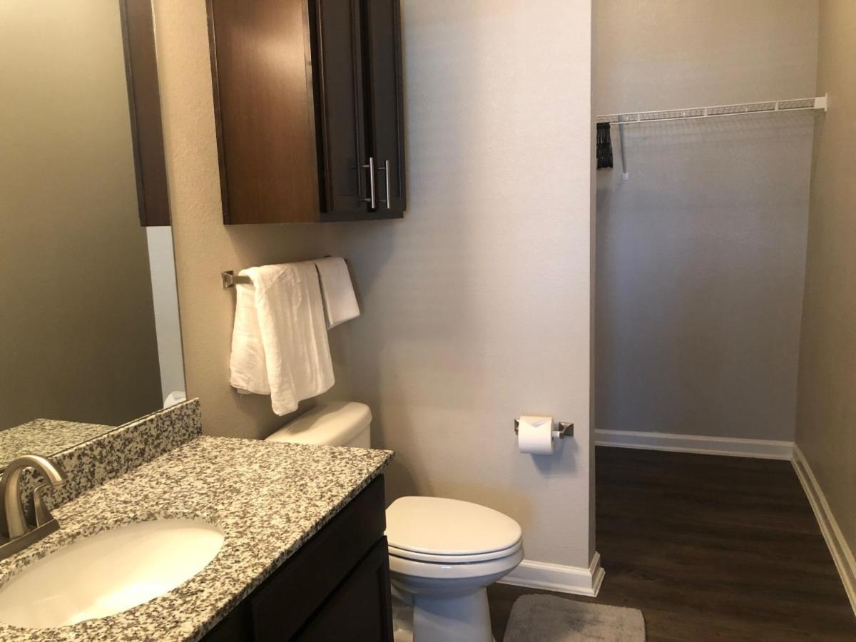 Spacious Furnished Resort Style Apartments Томбол Стая снимка