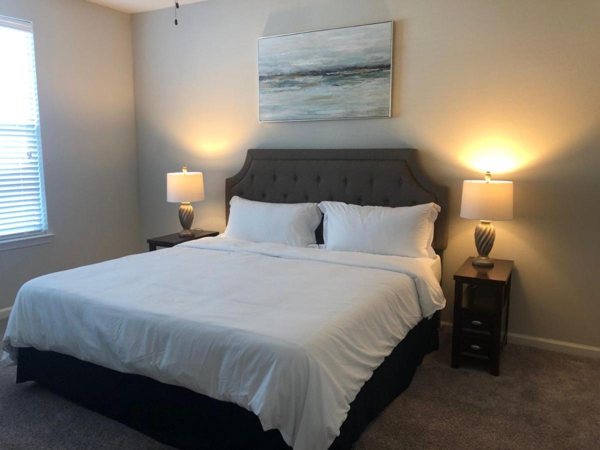 Spacious Furnished Resort Style Apartments Томбол Стая снимка