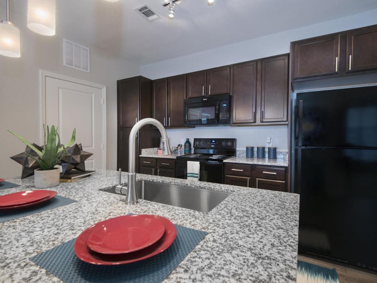 Spacious Furnished Resort Style Apartments Томбол Стая снимка