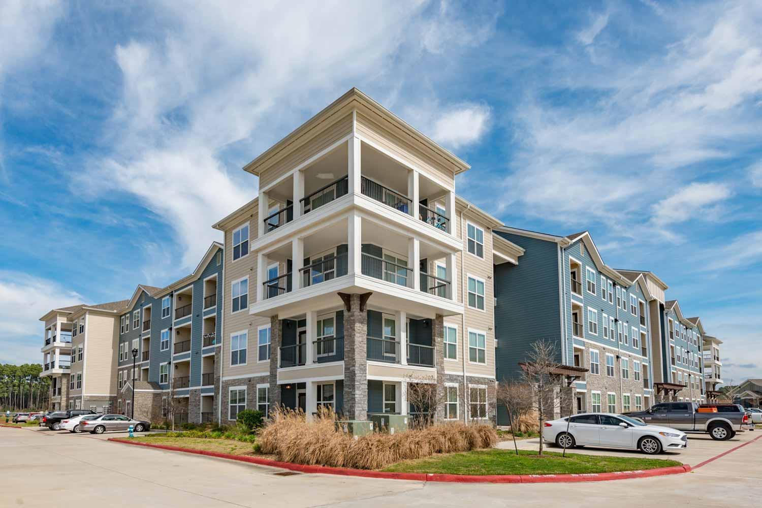 Spacious Furnished Resort Style Apartments Томбол Екстериор снимка