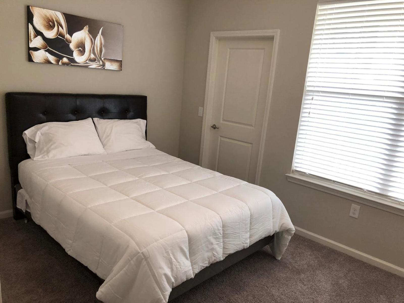Spacious Furnished Resort Style Apartments Томбол Стая снимка